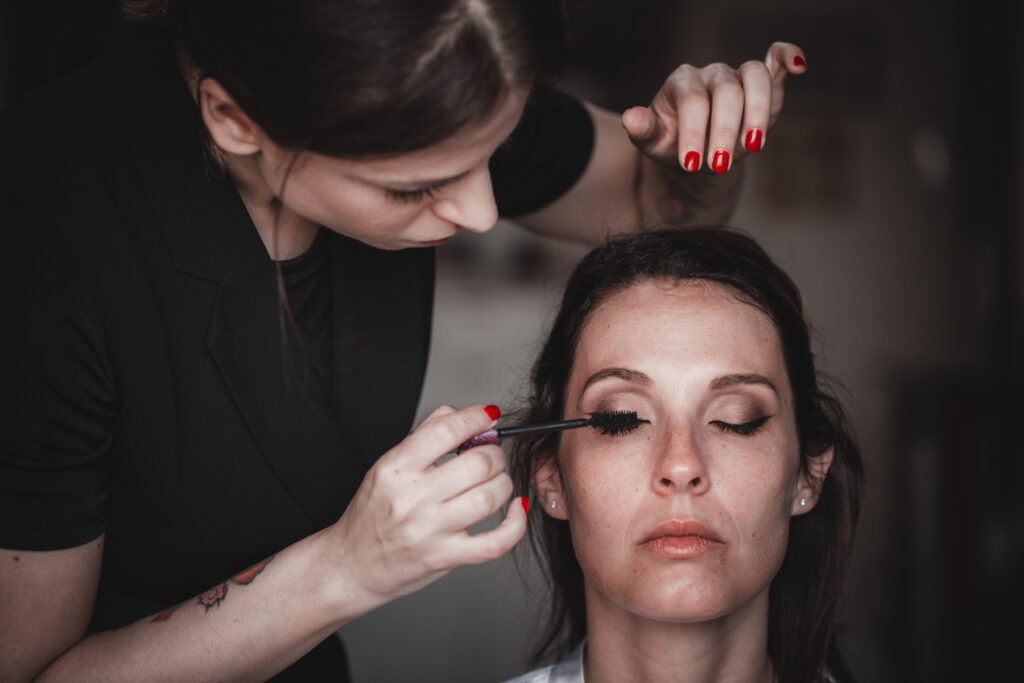 La sposa durante il trucco, nei preparativi del matrimonio